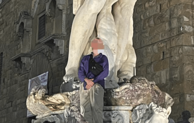 Italie : un touriste casse la fontaine de Neptune pour une photo