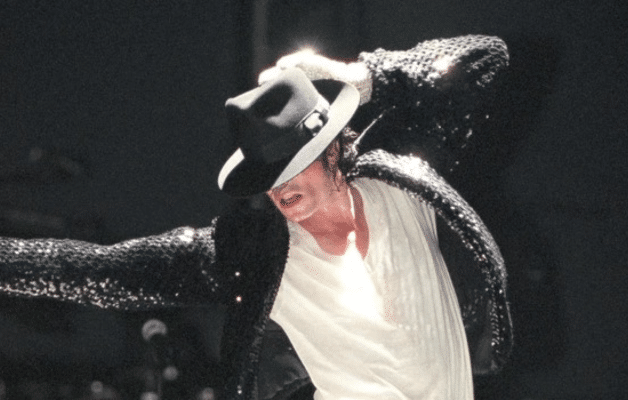 Michael Jackson : le chapeau de son premier moonwalk s'arrache aux enchères