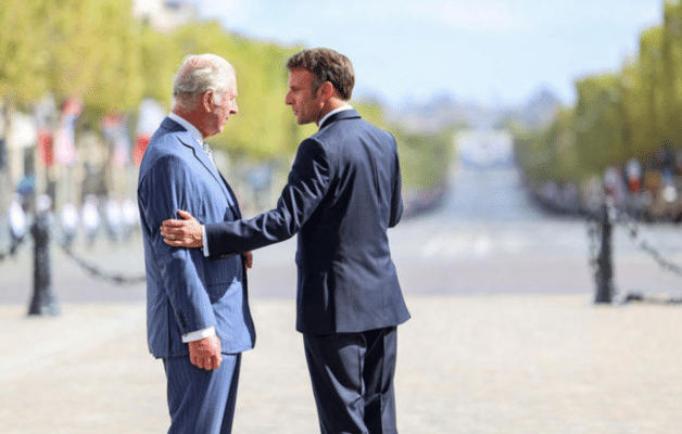 Emmanuel Macron épinglé par les médias anglais pour son geste envers Charles III