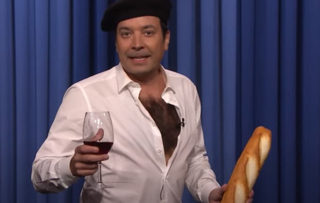 Jimmy Fallon se moque de l'invasion des punaises de lit et parodie Emmanuel Macron