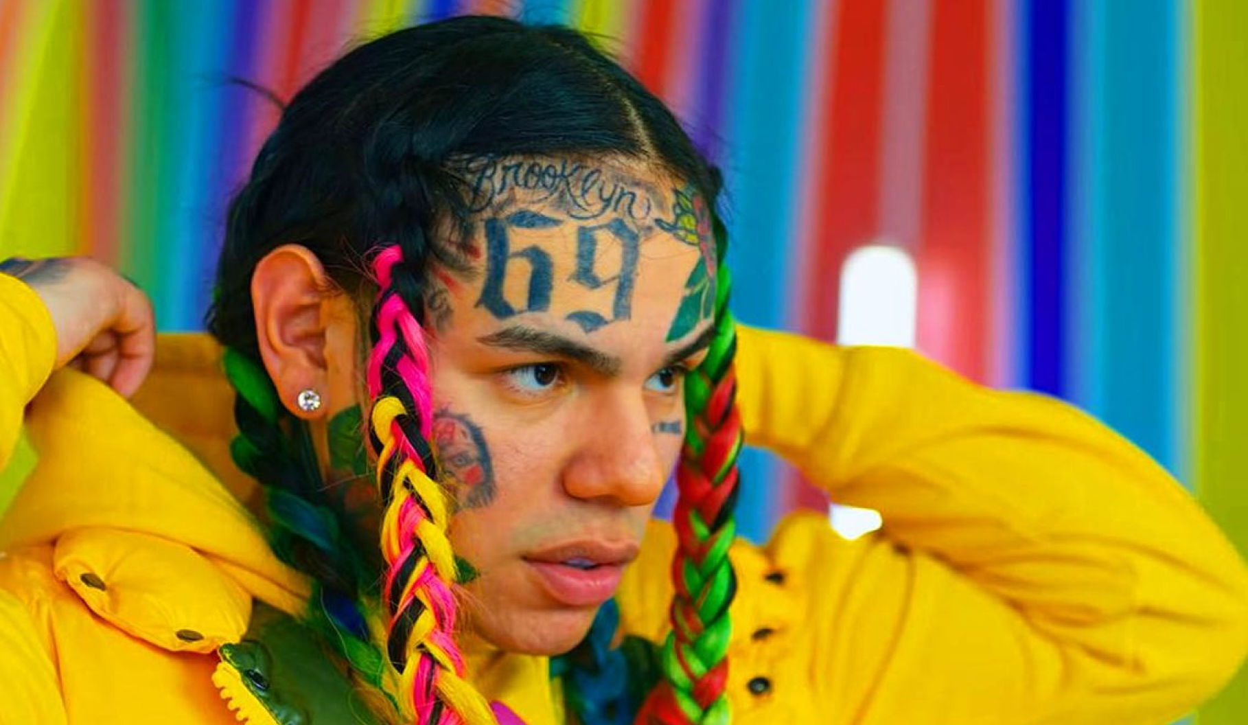 6ix9ine retourne derrière les barreaux après avoir agressé deux producteurs