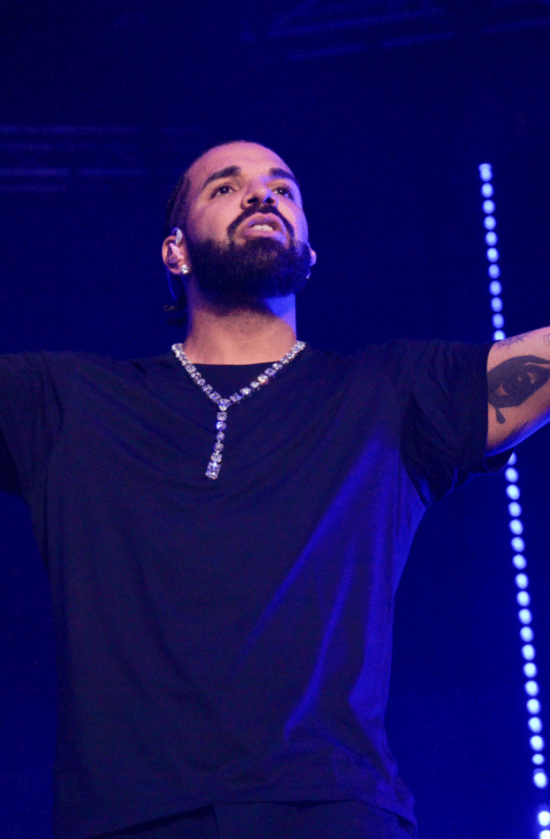 Drake s'engage à financer les frais de scolarité de sept fans présents à son concert