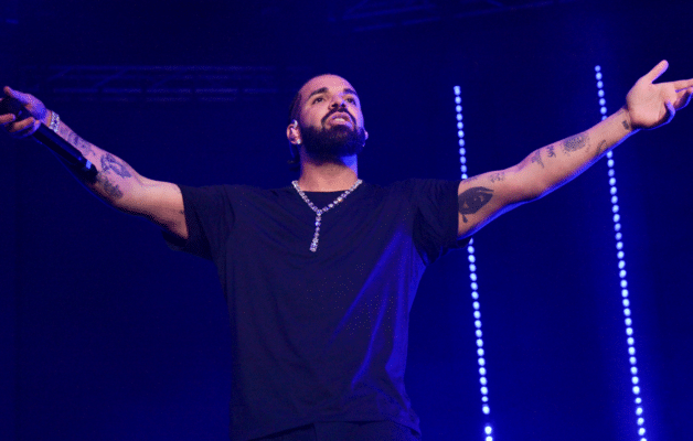 Drake s'engage à financer les frais de scolarité de sept fans présents à son concert