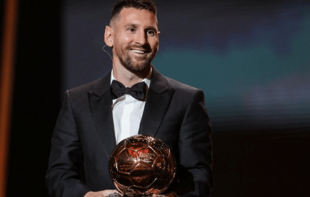 Lionel Messi reçoit son huitième Ballon d'or et oublie le PSG dans son discours