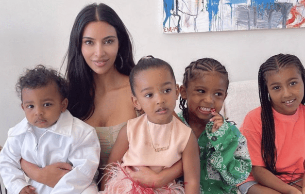 Kim Kardashian engage un homme nounou pour leur donner une figure paternelle