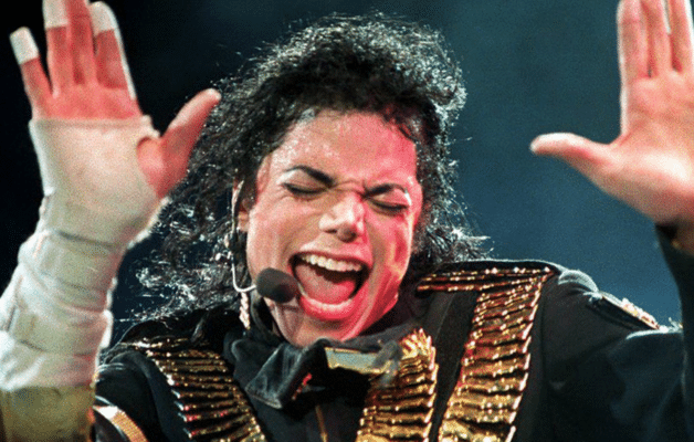 Une veste emblématique de Michael Jackson vendue pour une somme renversante aux enchères