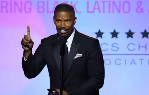 Jamie foxx très remué en évoquant son hospitalisation lors des Critics Choice Association Awards