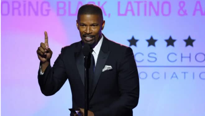 Jamie foxx très remué en évoquant son hospitalisation lors des Critics Choice Association Awards