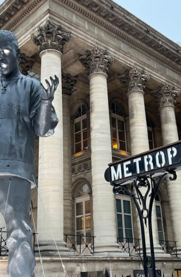Une statue XXL de Kid Cudi s'installe à Paris et affole les passants