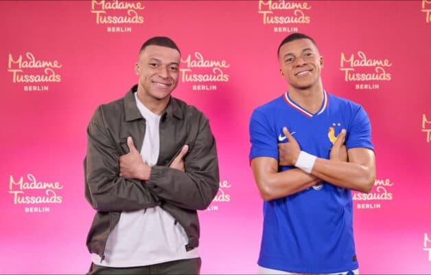 Kylian Mbappé stupéfait devant son double de cire chez Madame Tussauds