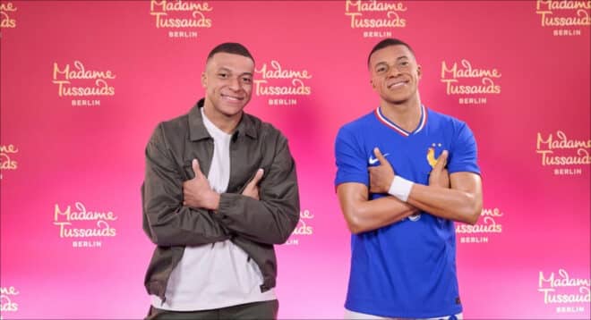 Kylian Mbappé stupéfait devant son double de cire chez Madame Tussauds