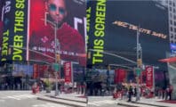 Naps annonce la sortie de son nouvel album « Mec de cité simple » sur un écran géant à Manhattan