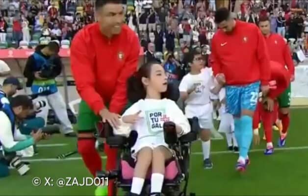 Cristiano Ronaldo fait un magnifique geste lors du match contre l'Irlande