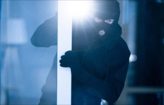 Des cambrioleurs se retrouvent dévêtus et une centure autour du cou