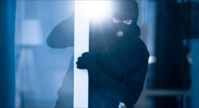 Des cambrioleurs se retrouvent dévêtus et une ceinture autour du cou