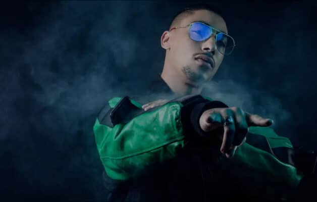 « Sans annonce, sans feat, sans producteur » : Maes cartonne avec son nouveau projet surprise