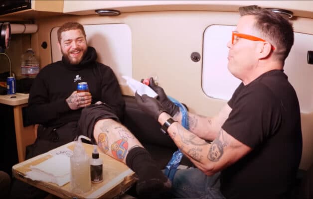 Post Malone tatoue un dessin osé sur le visage de Steve-O