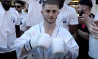 Après un mois d'entraînement, Michou remporte son premier combat de boxe