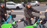 Orelsan se balade tranquillement à vélo dans les rues de Paris, la séquence fait le buzz