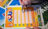 Grâce à son ami défunt, un homme remporte quatre millions d'euros au Loto