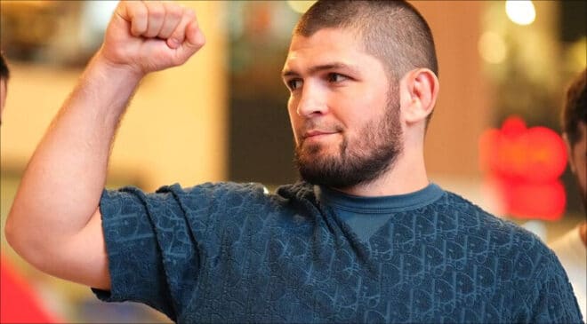 Khabib Nurmagomedov expulsé d’un avion, il s’exprime : « Elle a insisté…»