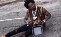 Kodak Black dans un état second avec son poulet en plein milieu de la route