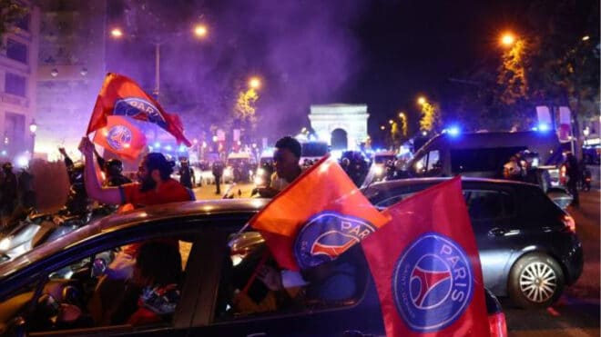Victoire du PSG : une voiture fonce sur la foule près des Champs-Élysées, 43 personnes interpellées à l’issue de la soirée