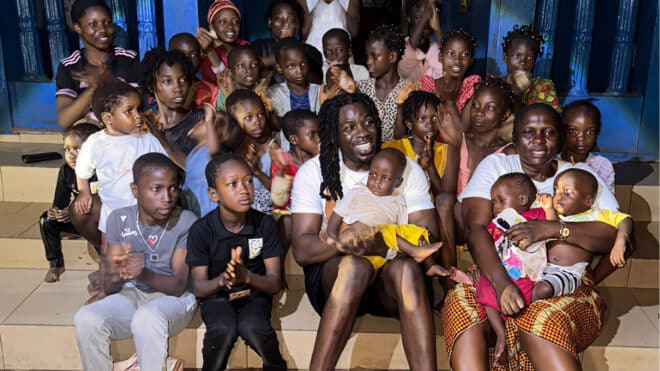 Gazo de passage en Guinée, il en profite pour soutenir un orphelinat