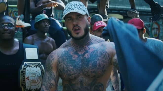 « Tu vas manger le sol et… » : Tovaritch s’emporte après avoir été bloqué dans la promo de son clip