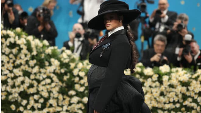 Exit le nouvel album, Rihanna annonce sa troisième grossesse au Met Gala