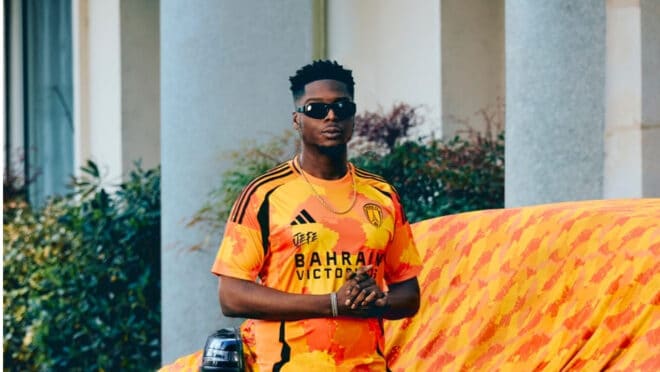 Ninho dévoile le nouveau maillot du Paris FC promu en Ligue 1 la saison prochaine
