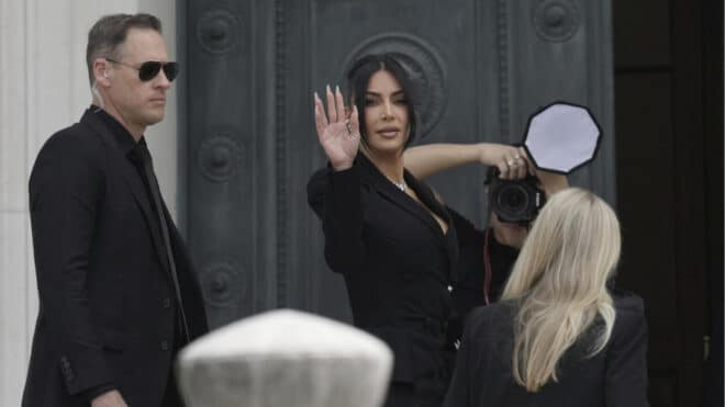 Kim Kardashian face à ses braqueurs : elle pardonne à l’un d’entre eux en pleine audience