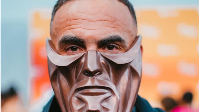 Médine explique pourquoi il est venu à la cérémonie des Flammes avec un masque