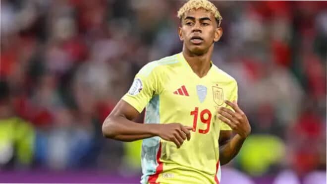 Des supporters de PSG prennent à parti Lamine Yamal et le narguent