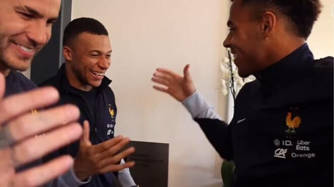 Kylian Mbappé retrouve les joueurs du PSG après leur victoire à la Ligue des Champions
