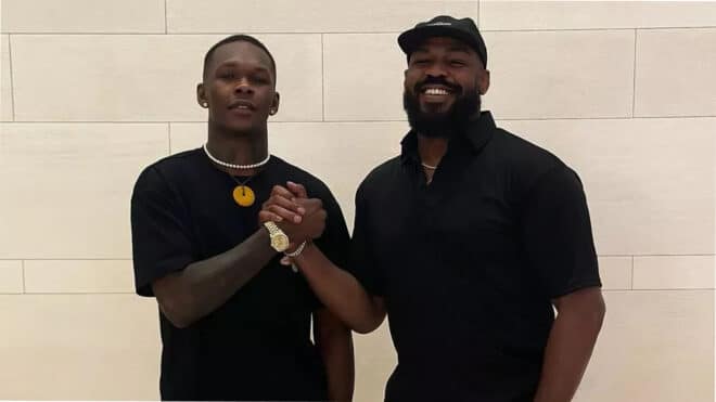 Israel Adesanya recadre un fan qui lui a demandé d’insulter Jon Jones
