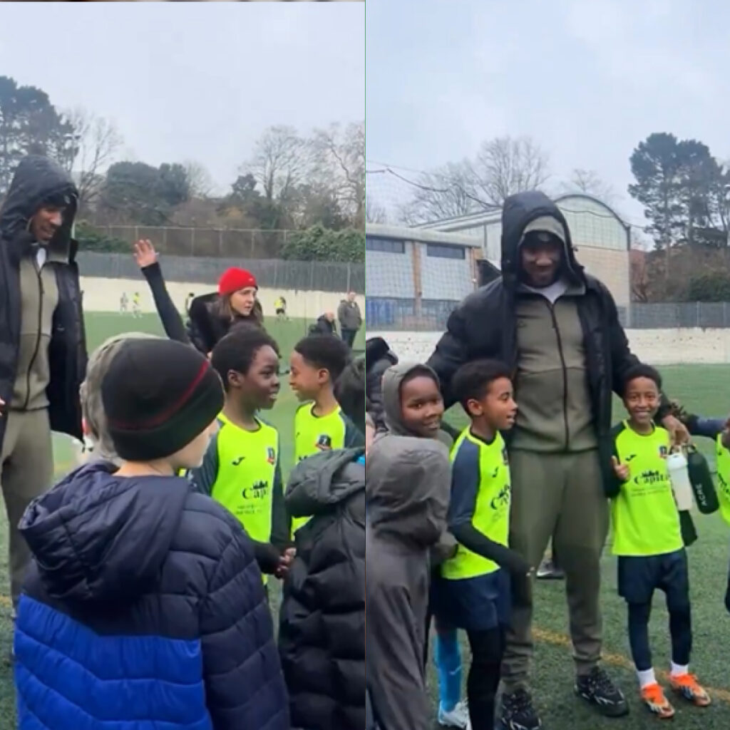 Anthony Joshua retrouve le sourire grâce des enfants à un entraînement de foot